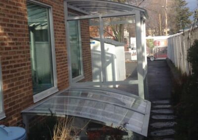 Auvent d'entrée au sous-sol