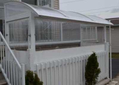 Auvent d'entrée avec rideaux