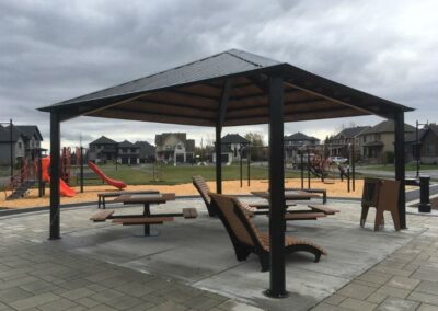Abri de parc municipal avec zone de détente