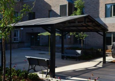 Abri de loisirs extérieur avec zone de détente