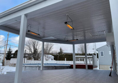 Toiture en bardeau avec chauffe-terrasse