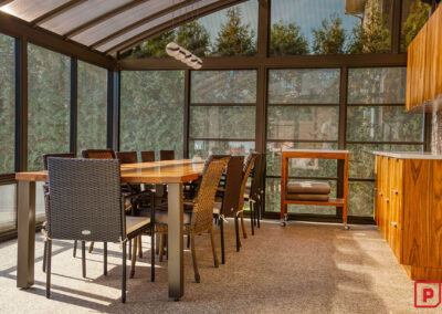 Intérieur chaleureux avec toiture en polycarbonate fumé