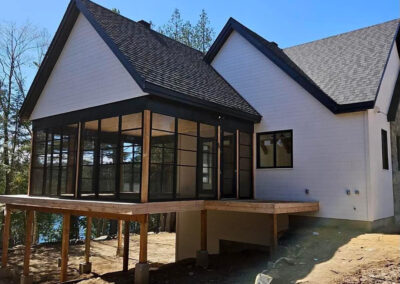 Patio couvert et fermé avec des fenêtres 3 saisons