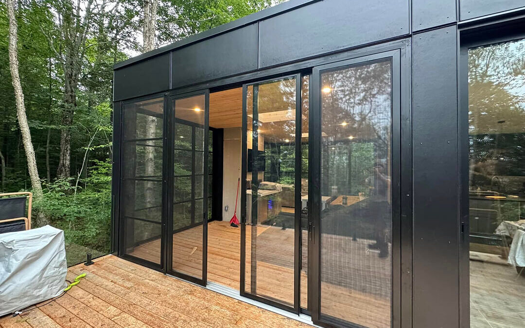 Fenêtres de solarium : polymère ou verre ? Le comparatif honnête pour le climat du Québec