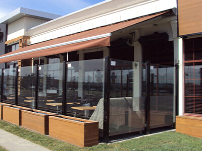 Retractable awning for commercial awnings