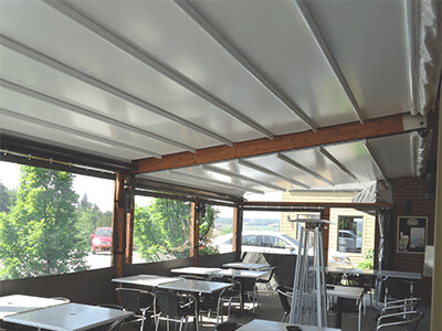 Retractable roof for commercial awnings